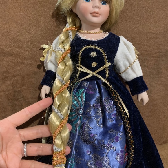 Vtg Heirloom Collection porcelain doll 17” - Picture 3 of 6